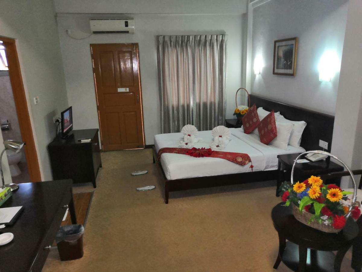 Green Leaf Hotel Янгон Екстер'єр фото